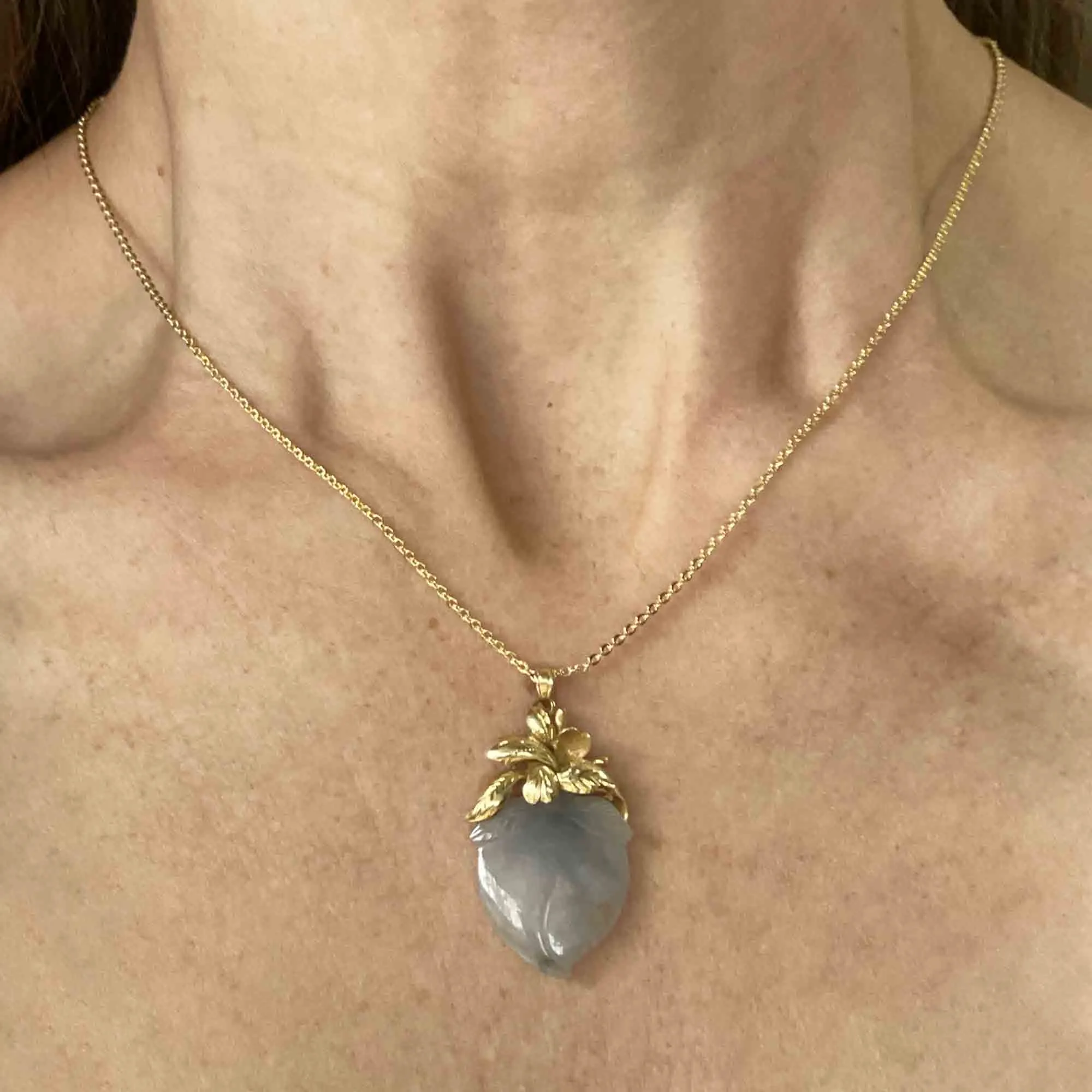 Vintage 14K Gold Carved Jade Acorn Pendant Necklace